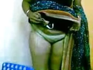 ब्रिटिश हिंदी सेक्सी मूवी सोफे पर एक FFM त्रिगुट में sluts
